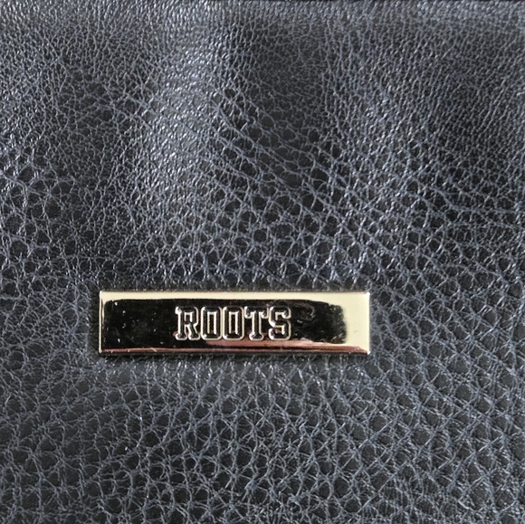 Roots Elegant Black Leather Crossbody Bag - Picture 6 of 8